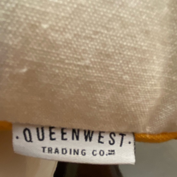 Whimsical cat pillow with removable cover - Picture 3 of 3